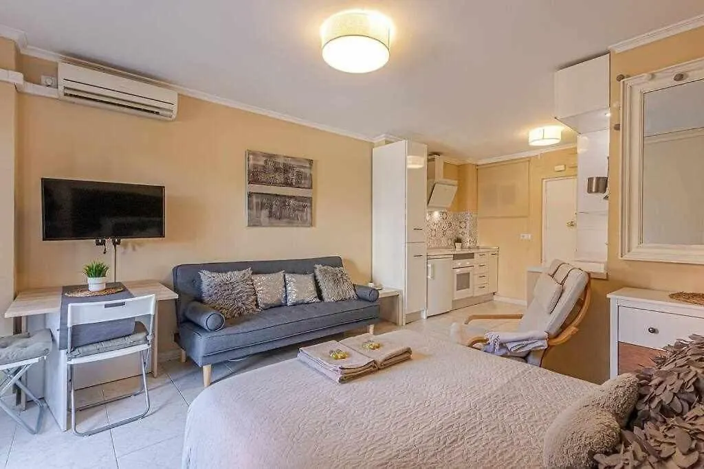 797 Holiday Rentals - Equipado estudio cerca del Parque la Paloma Benalmádena